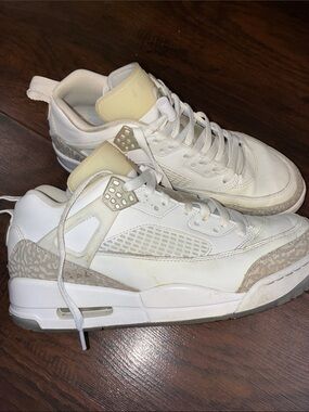 Jordan Spizike Low
White Metallic Silver Barely Blue Neutral Grey